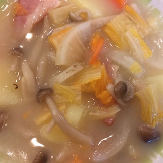 白菜と大根と人参と芋としめじとベーコンのスープ